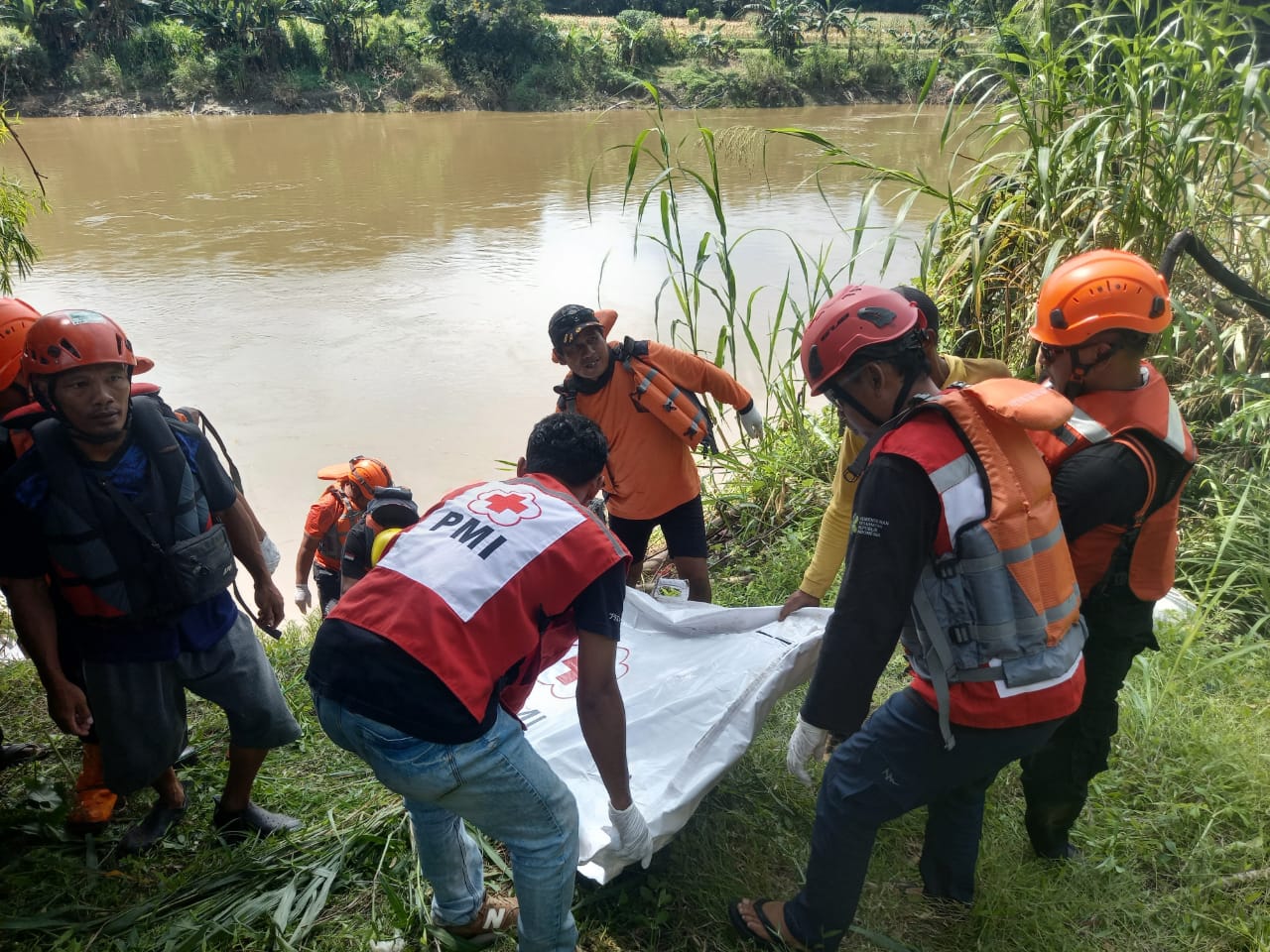 Proses evakuasi remaja yang hanyut di Sungai Bengawan Solo di Kecamatan Tangen, Sragen pada Senin (6/1/2025). (Ahmad Khairudin/Radar Solo)