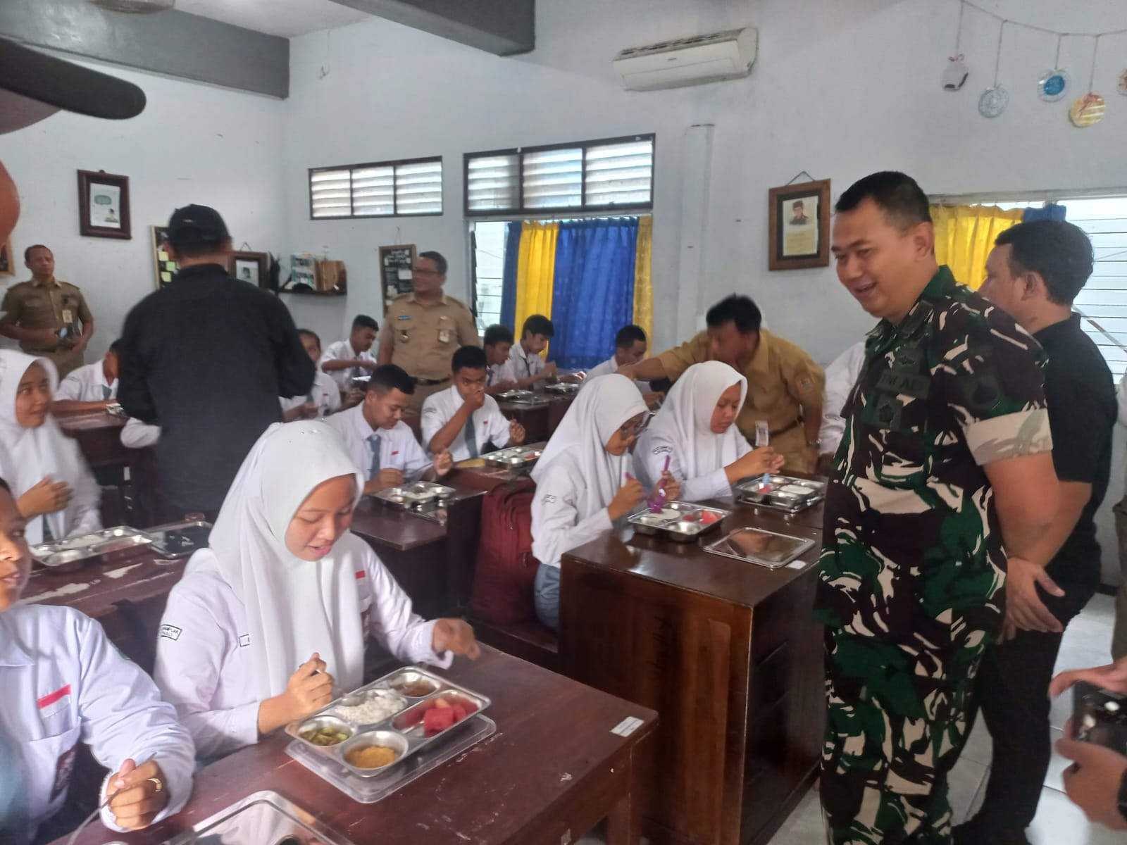 Para siswa di Boyolali menikmati makan bergizi gratis dengan pelaksana Satuan Pelayanan Pemenuhan Gizi (SPPG) Lanud TNI AU Adi Soemarmo, Senin (6/1/2025).