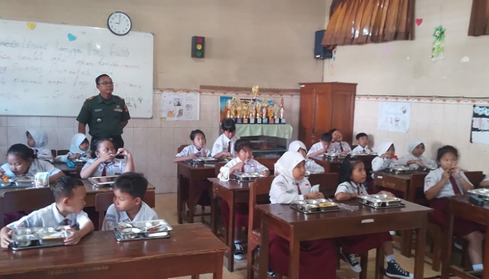 Siswa SD di Kecamatan Colomadu mendapat makan bergizi gratis, Senin (6/1/2025). (Rudi Hartono/Radar Solo)