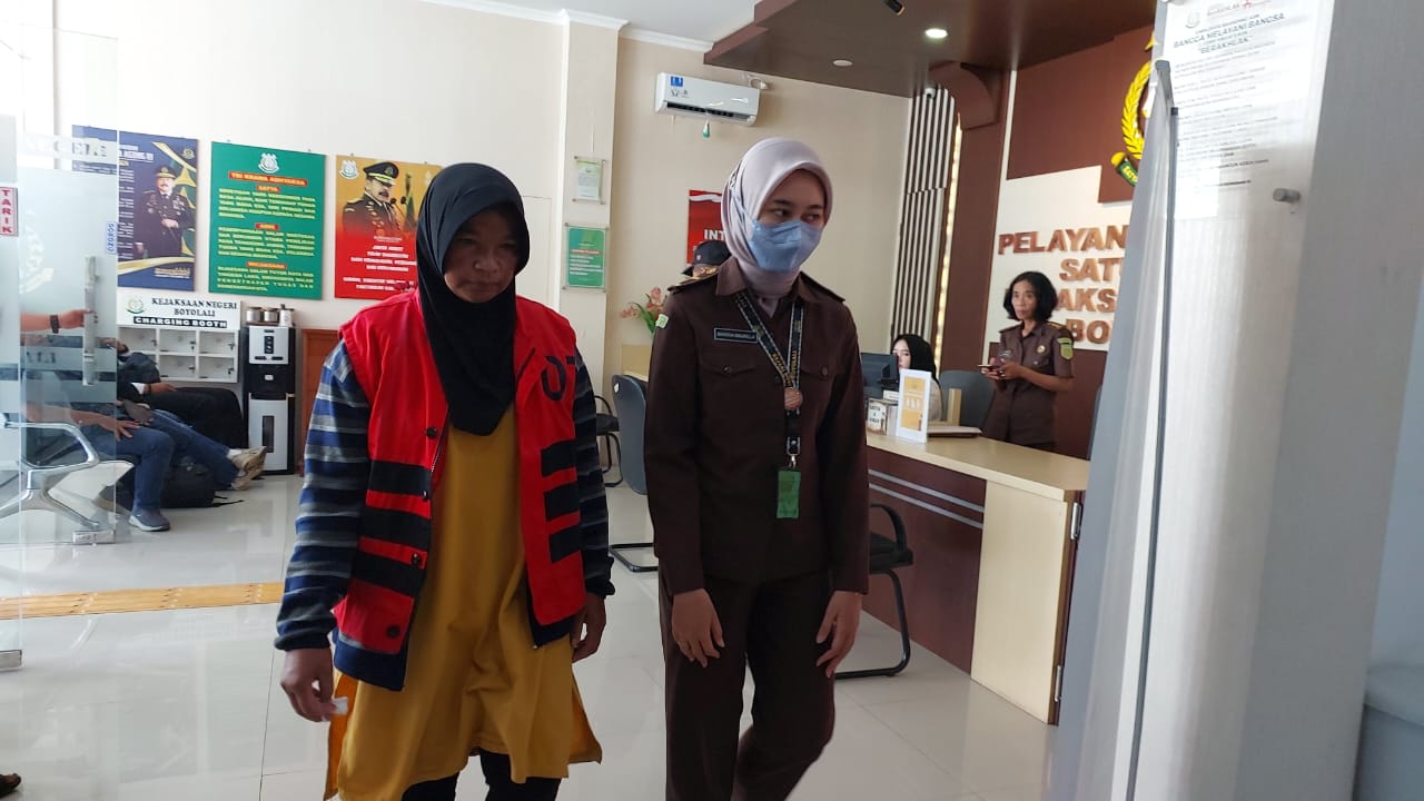 Parsilah (kiri), terpidana kasus penganiayaan menyerahkan diri ke Kejari Boyolali, Senin (6/1/2024).