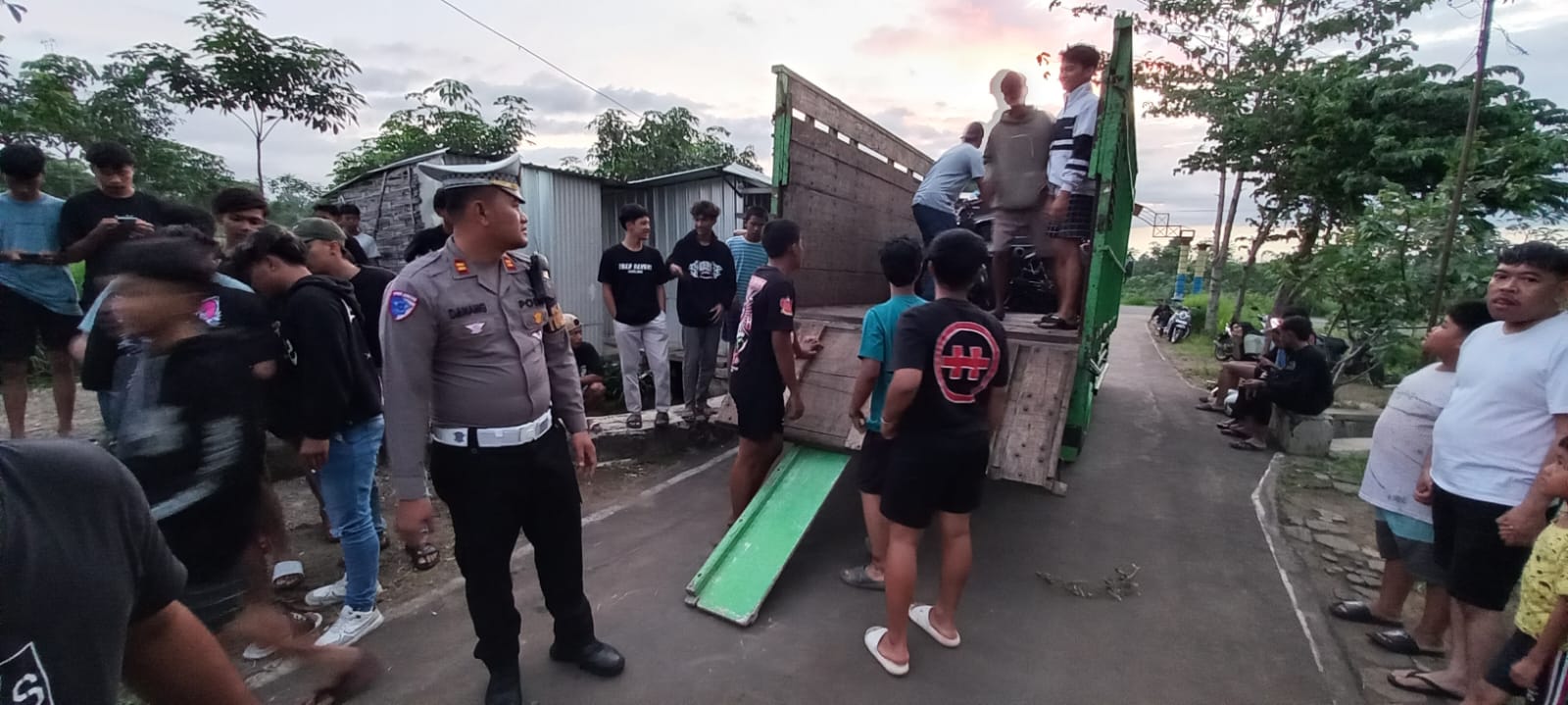 Sepeda motor diangkut karena diduga akan balap liar di kawasan Waduk Botok perbatasan Kerjo-Sragen. (Rudi Hartono/Radar Solo)