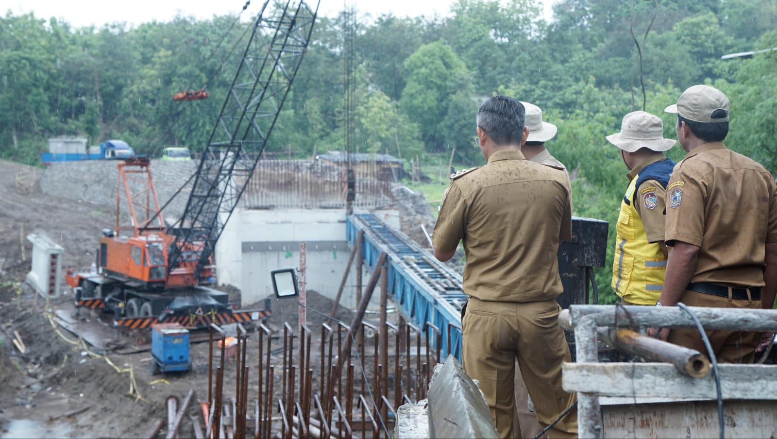 Pj Bupati Karanganyar Timotius Suryadi saat mengecek salah satu proyek infrastruktur di Karanganyar. (Rudi Hartono/Radar Solo)
