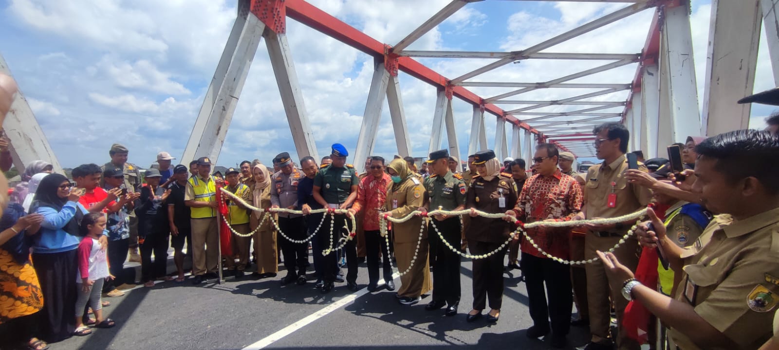 Bupati Sragen Kusdinar Untung Yuni Sukowati bersama forkompimda meresmikan Jembatan Butuh di Sungai Bengawan Solo, Senin (6/1/2025). (Ahmad Khairudin/Radar Solo)