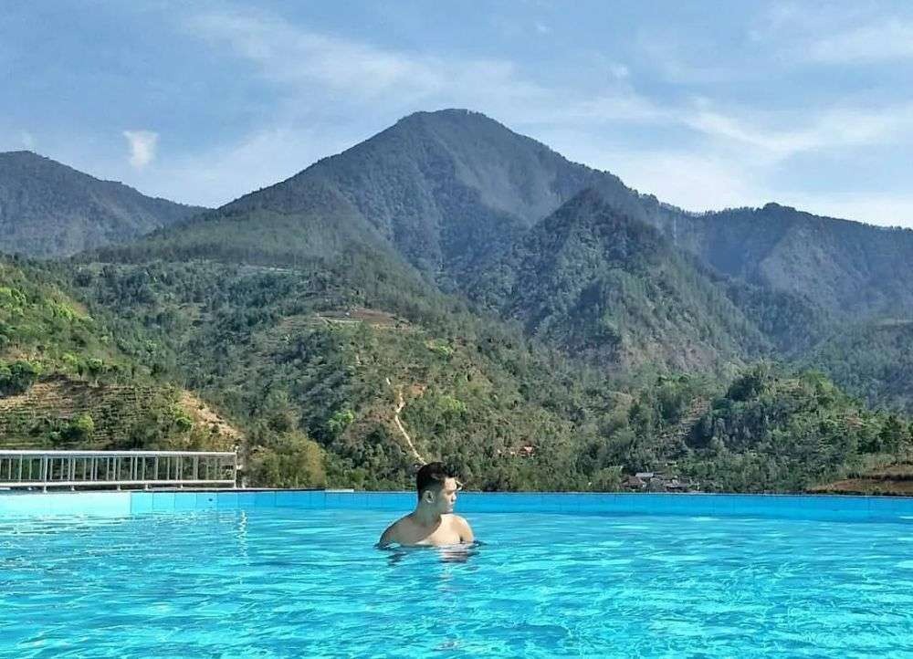 Keindahan Soko Langit Wonogiri, tempat wisata dengan kolam renang di pegunungan dan pemandangan Gunung Lawu.