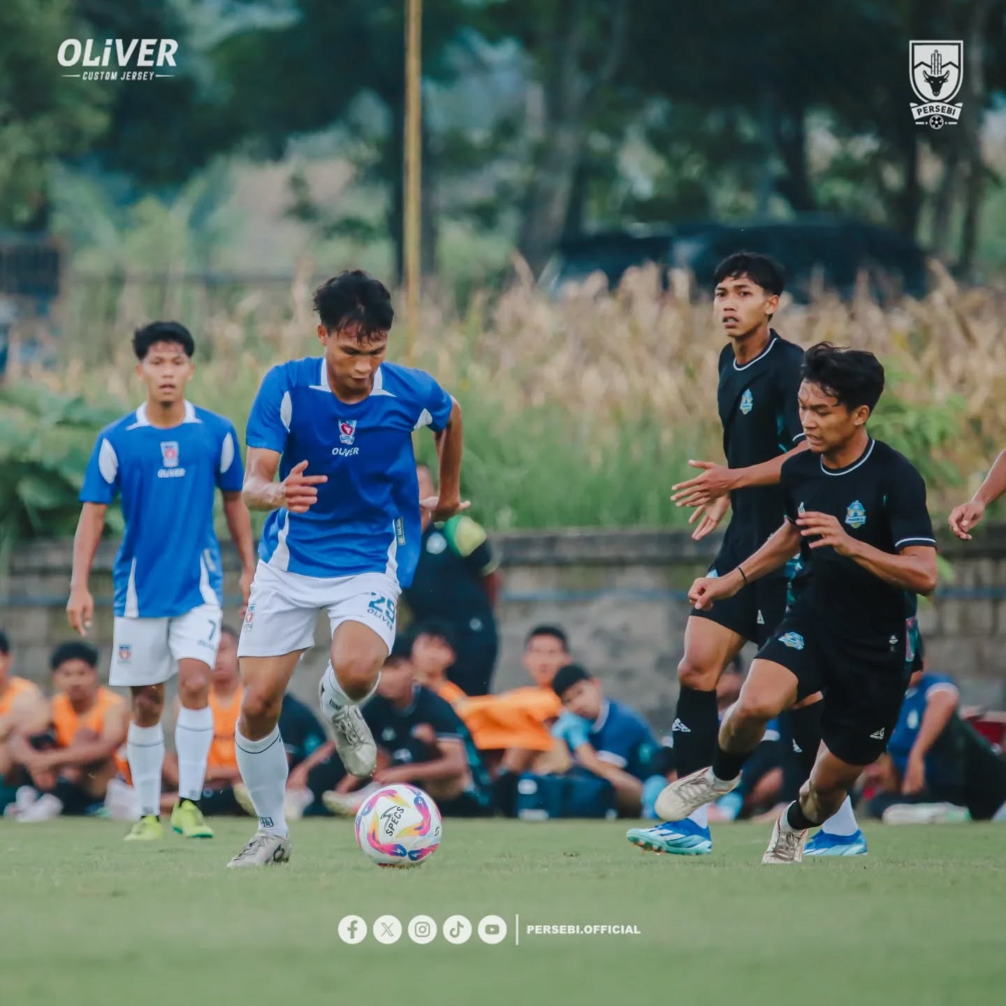 PEMANASAN: Laga uji coba Persebi Boyolali melawan Persika Karanganyar di lapangan Lestarindo, belum lama ini.