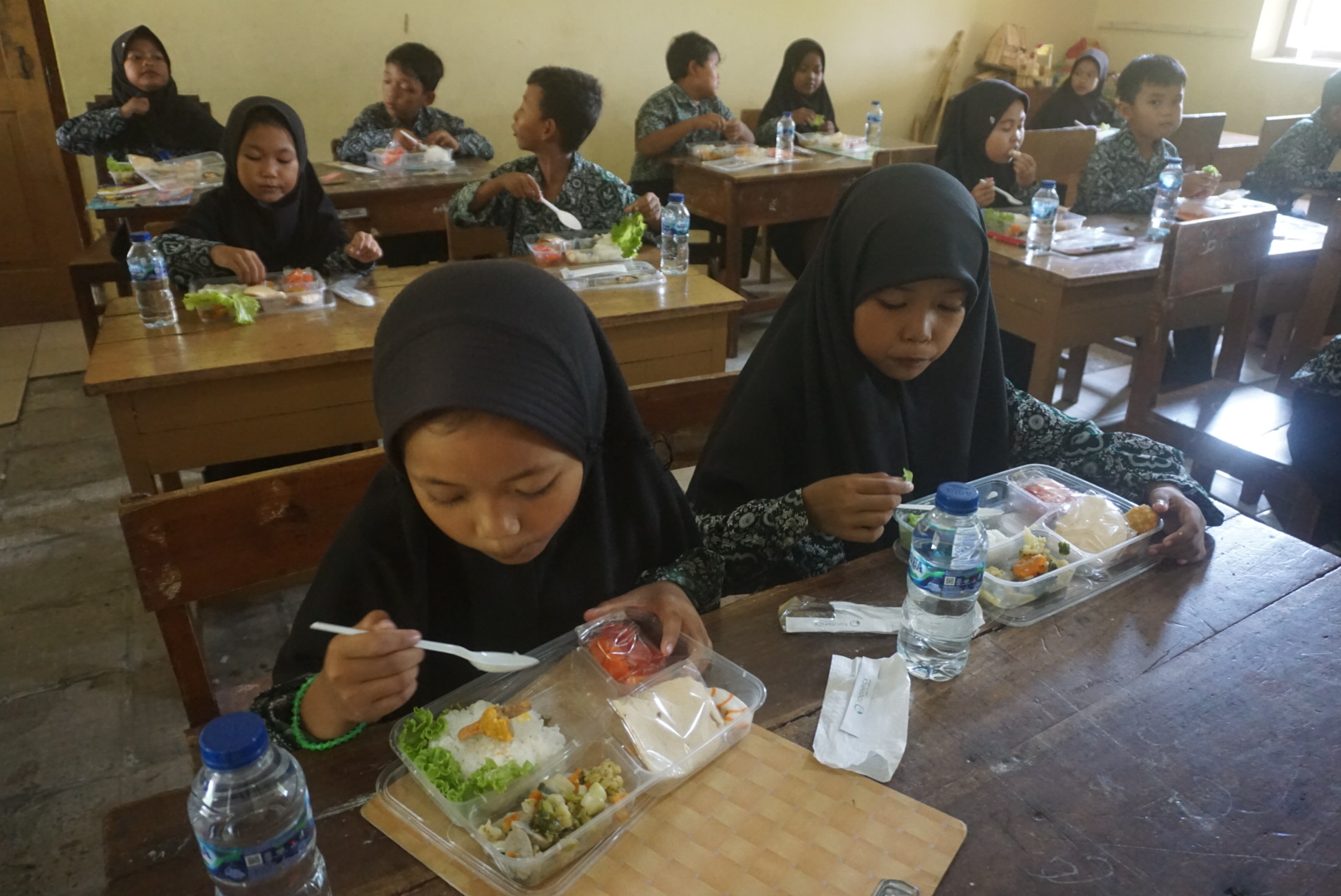 Sejumlah siswa SDN 2 Nangsri, Kecamatan Manisrenggo, Klaten saat menikmati makan bergizi gratis. (Angga Purenda/Radar Solo)