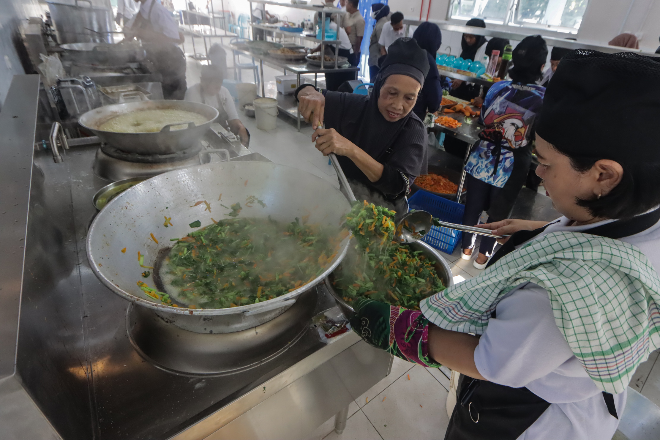 Dapur untuk menyiapkan program makan bergizi gratis di kompleks Lanud Adi Soemarmo Solo. (M Ihsan/Radar Solo)
