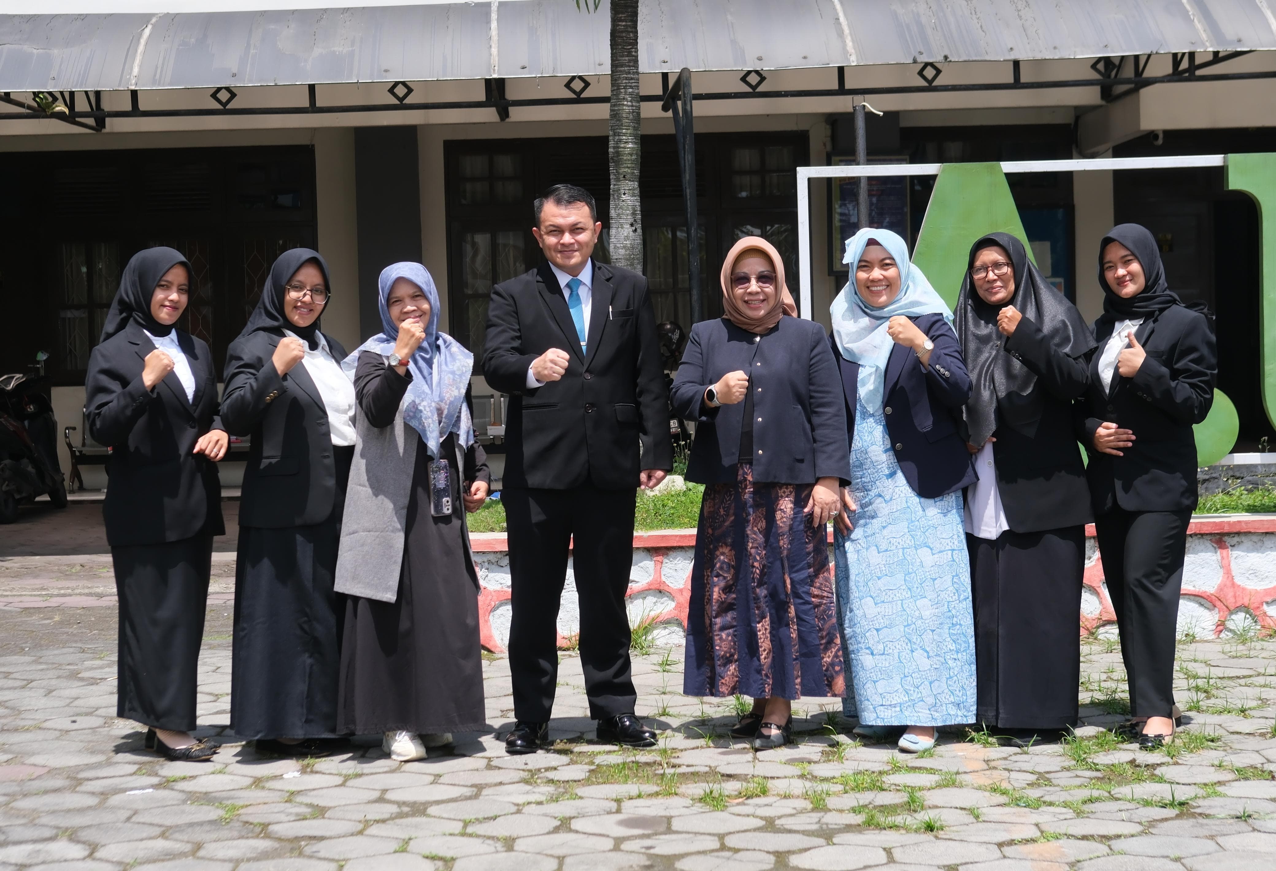 Setiawan AD 1 PM bersama tim penguji dan mahasiswa yang melaksanakan ujian tesis.