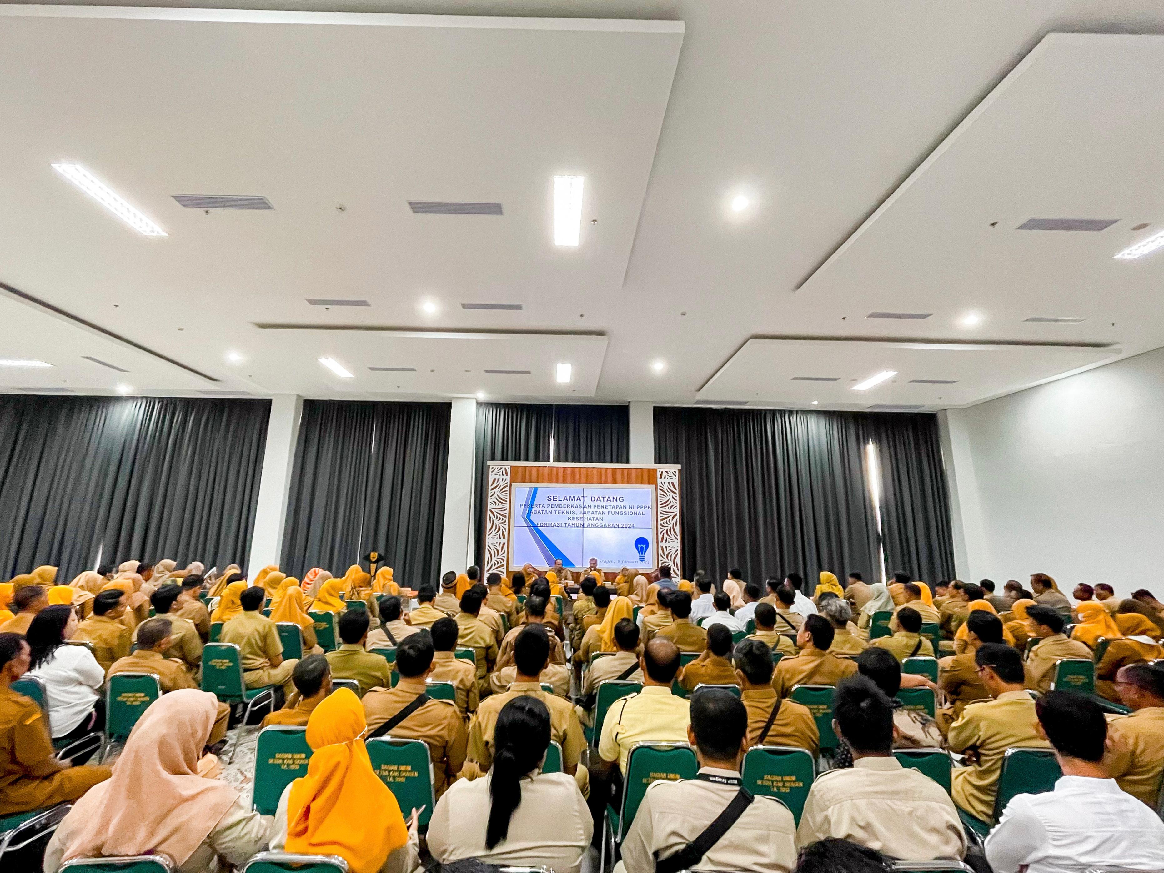 Ribuan peserta seleksi PPPK Pemkab Sragen yang lolos. Mereka sedang tahap pemberkasan sebelum akhirnya diangkat. (Ahmad Khairudin/Radar Solo)