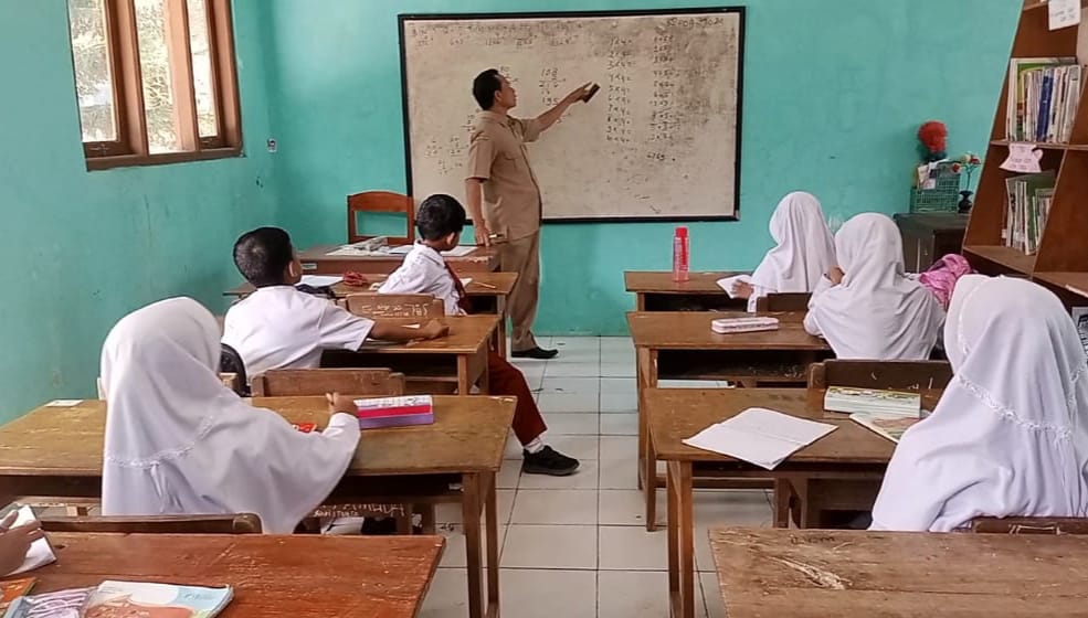 Guru tidak tetap (GTT) di Kabupaten Sragen. (Ahmad Khairudin/Radar Solo)