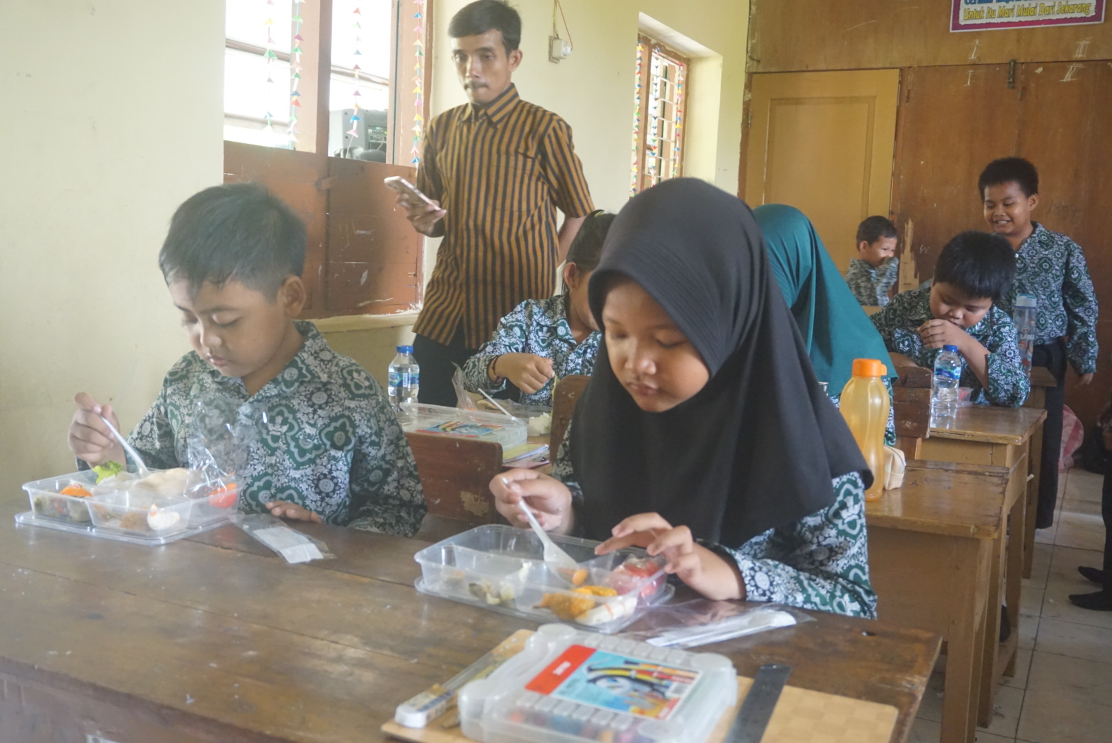 Uji coba program makan bergizi gratis di Kecamatan Manisrenggo, Klaten. (Angga Purenda/Dok.Radar Solo)