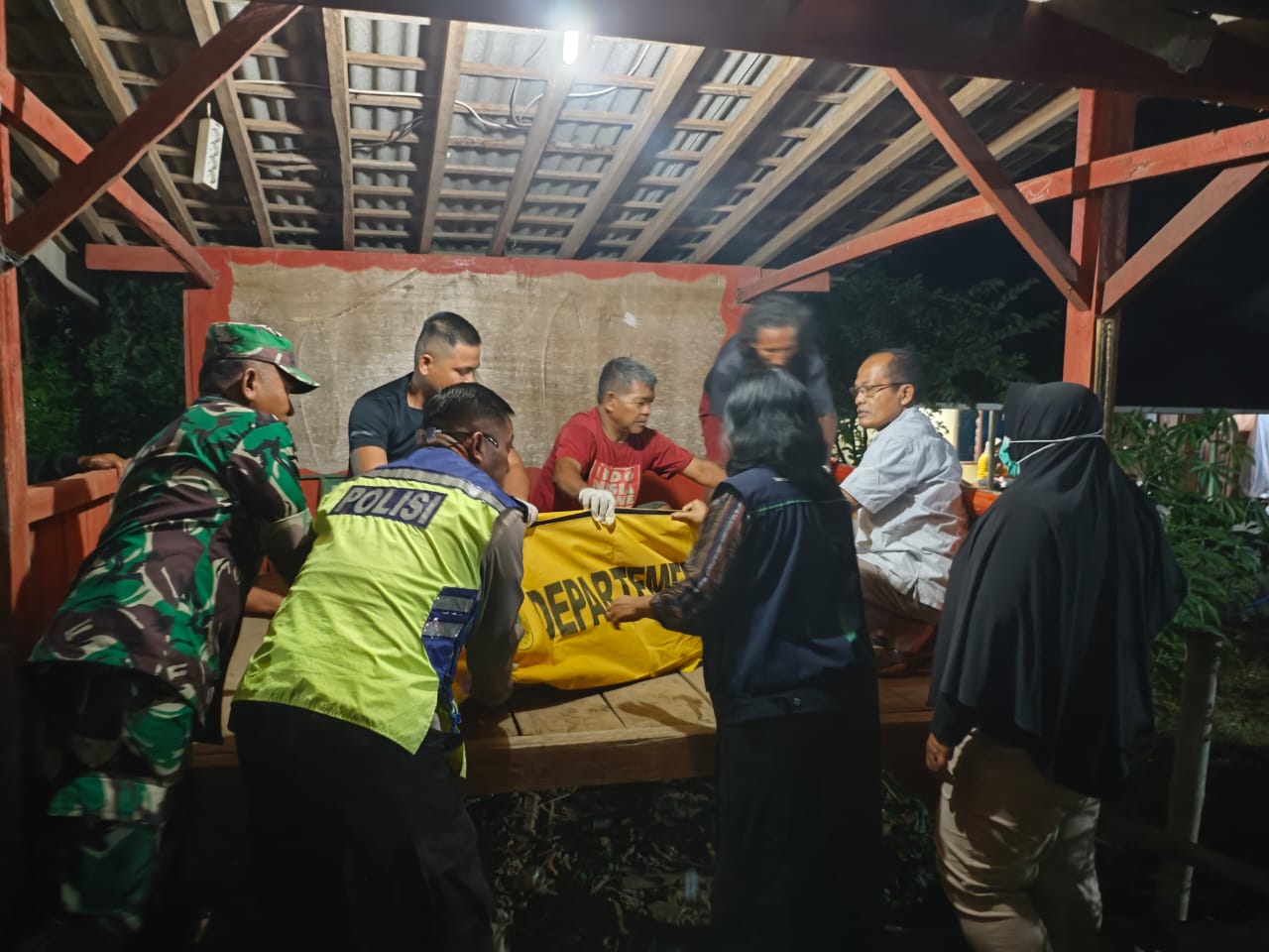 Evakuasi jenazah di pos ronda wilayah Dusun Taman Wetan RT 01 RW 01 Desa Wiroko Kecamatan Tirtomoyo Selasa (7/1/2025) malam.