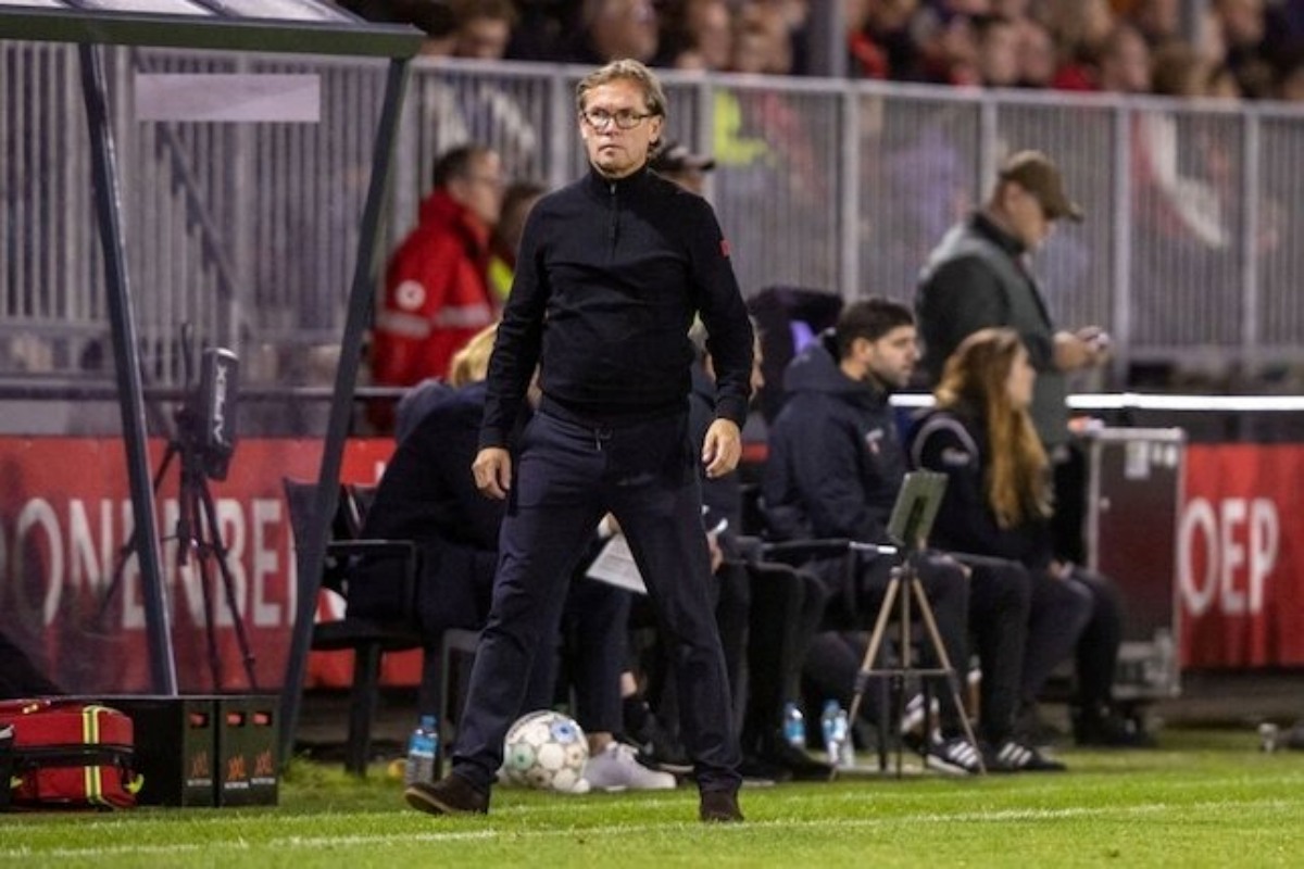 Alex Pastoor ketika memimpin timnya berlaga di Eredivisie.