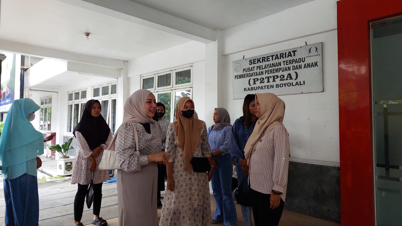 Ria Magdalena Purnama Sari penasihat hukum (kiri) mendampingi emak-emak mengadu ke DP3AKB Boyolali, Rabu (8/1/2025).