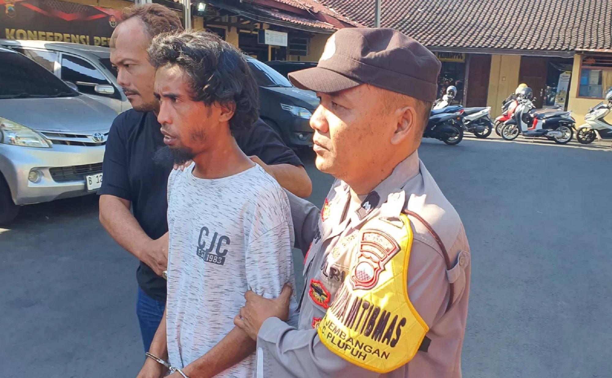 Suhendar, pelaku penganiayaan imam Masjid Al Hidayah Desa Sambirejo, Kecamatan Plupuh, Sragen saat diamankan pada September 2024. (Ahmad Khairudin/Dok.Radar Solo)