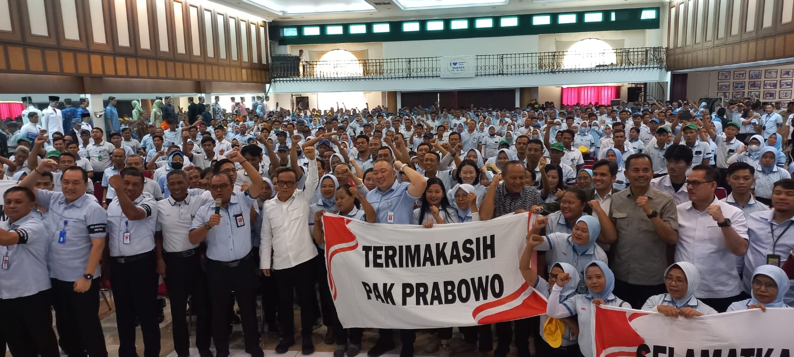 Wamen Ketenagakerjaan Immanuel Ebenezer Gerungan bersama manajemen dan buruh PT Sritex, Rabu (8/1/2025).