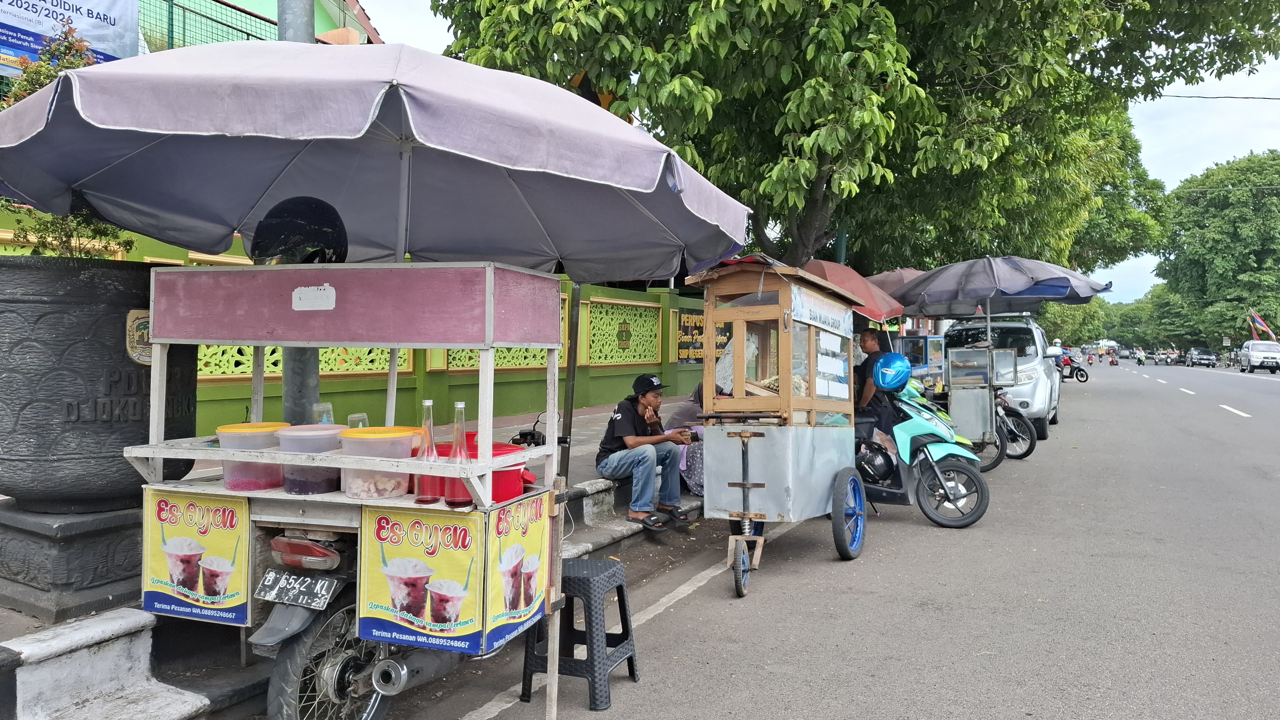 PKL yang menjajakan jajanan mangkal di salah satu sekolah di Sragen. (Ahmad Khairudin/Radar Solo)