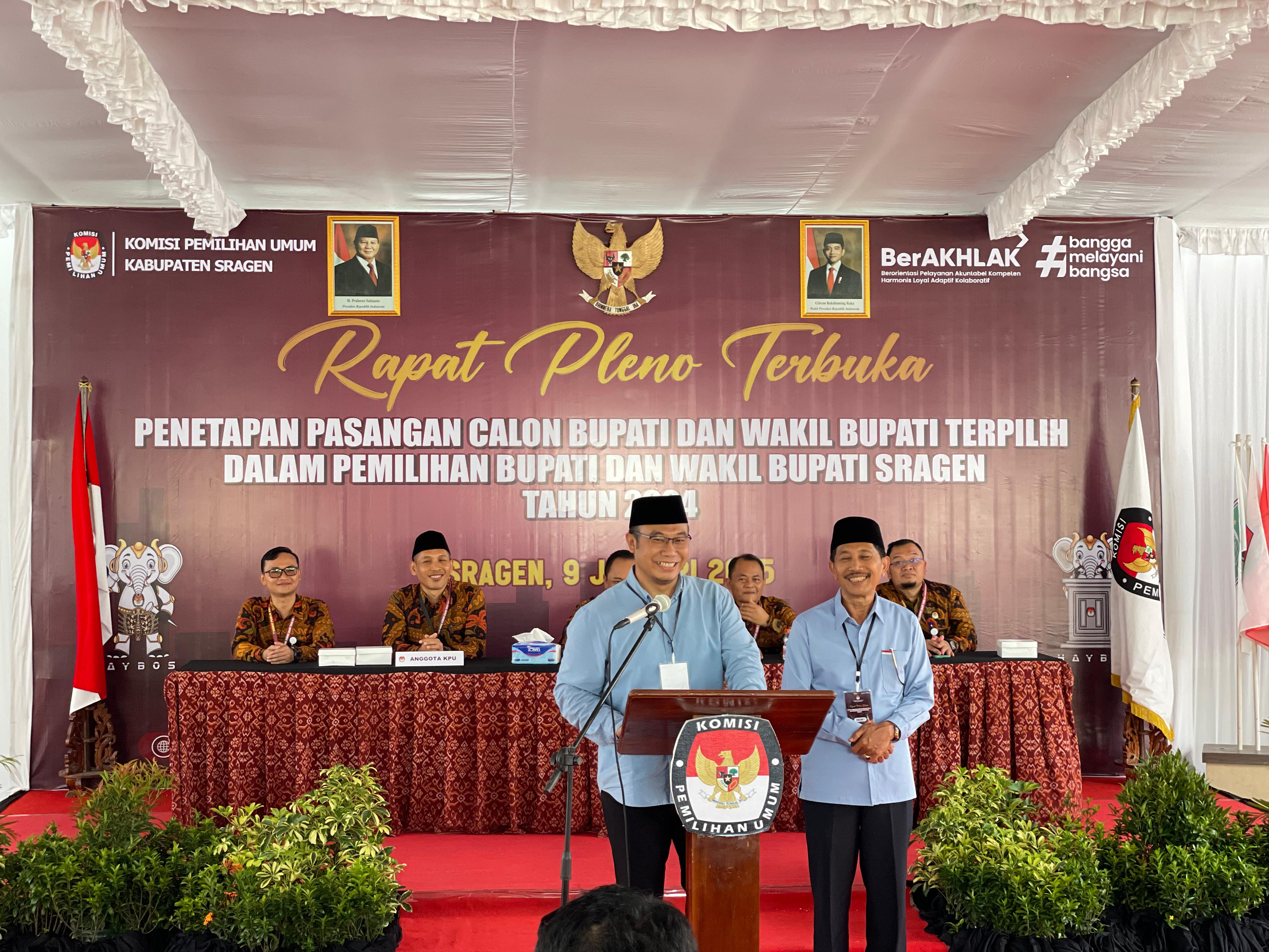 Sigit Pamungkas-Suroto ditetapkan jadi bupati-wakil bupati Sragen terpilih oleh KPU Sragen, Kamis (9/1/2025). (Ahmad Khairudin/Radar Solo)