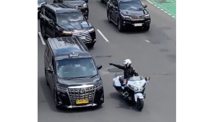 Tangkapan layar aksi Patwal menunjuk-nunjuk sopir taksi Alphard lantaran dianggap menghalangi perjalanan mobil pejabat berpelat RI 36.