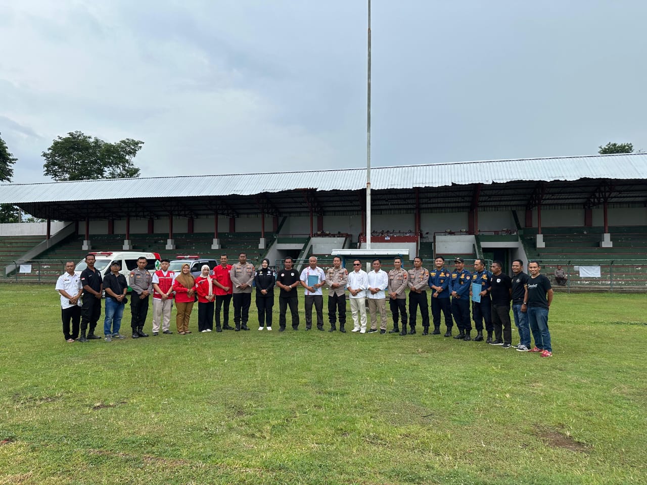 Tim asesmen saat meninjau Stadion Gelora Merdeka Jombor, belum lama ini. Stadion ini dinyatakan layak menggelar pertandingan dengan penonton.