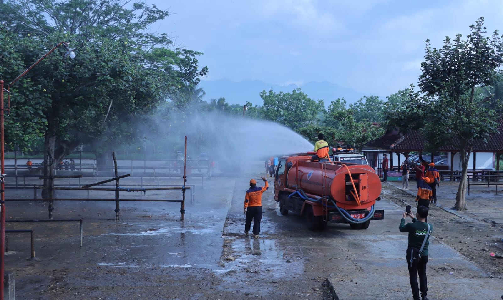 Penyemprotan desinfektan di area Pasar Hewan Pracimantoro, Wonogiri, Sabtu (4/1/2025).