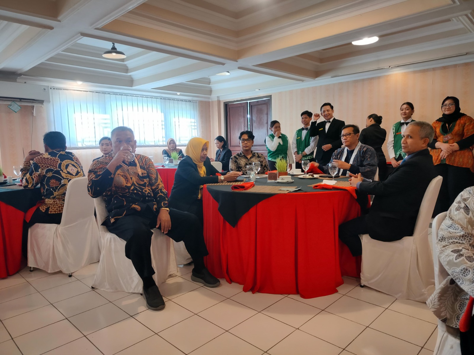 HASIL PRAKTIK: Para orang tua mahasiswa STP Sahid Surakarta menikmati hidangan yang disajikan.