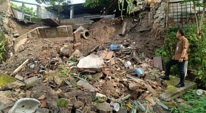 RUSAK: Dinding rumah warga RT 04 RW 11, Kelurahan Pajang di bantaran Kali Jenes roboh, Rabu malam (8/1).
