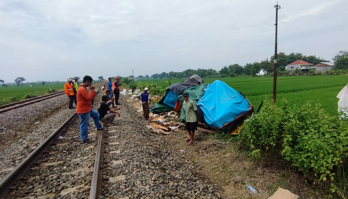 Kondisi truk yang mengalami kecelakaan dengan KA Sancaka di jalur KA Masaran, Sragen pada Jumat (10/1/2025) dini hari. (Ahmad Khairudin/Radar Solo)