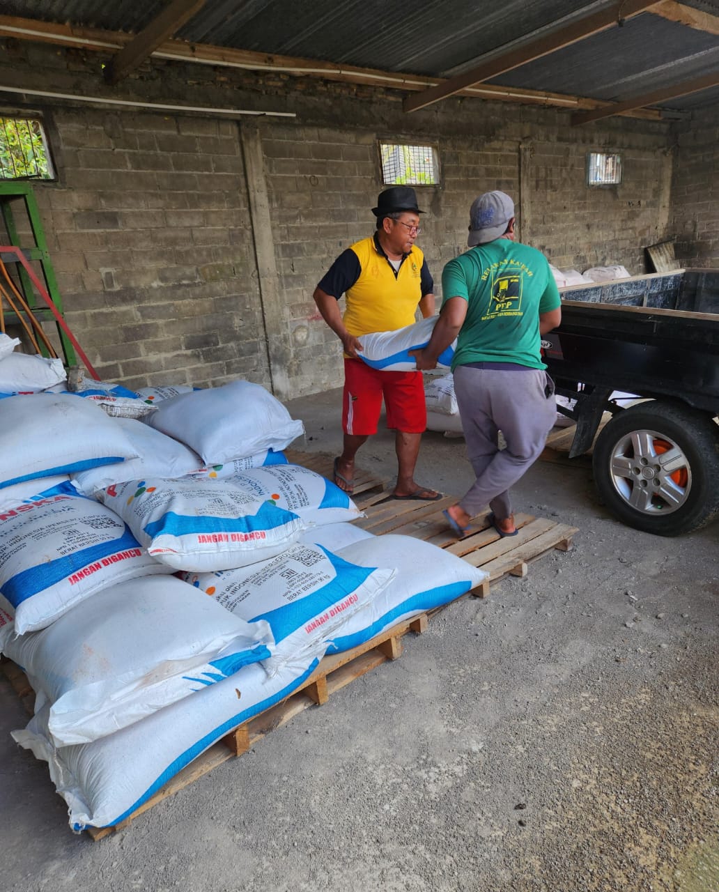 Aktifitas jual beli pupuk di KPL Maeso Jenar, Desa Gupit, Kecamatan Nguter, Sukoharjo.