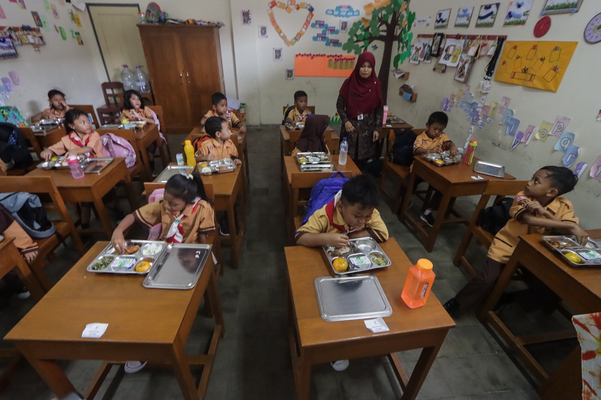 Uji coba makan bergizi gratis di SDN Kepatihan, Kecamatan Jebres, Solo, Jumat (10/1/2025).