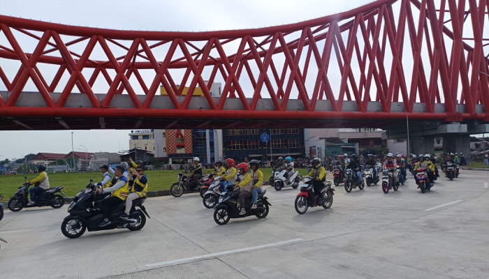 Pengendara motor melintas di bawah elevated rail di kawasan bundaran Simpang Joglo, Solo saat hari pertama pembukaan, Sabtu (11/1/2025).