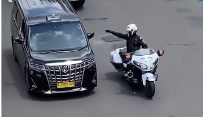 Tindakan arogan anggota Patwal menunjuk-nunjuk sopir taksi Alphard saat mengawal mobil RI 36.