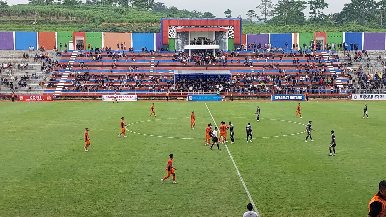 SALING SERANG: Persebi Boyolali meredam perlawanan PSIR Rembang di Stadion Kebogiro Boyolali, Minggu (12/1) sore.