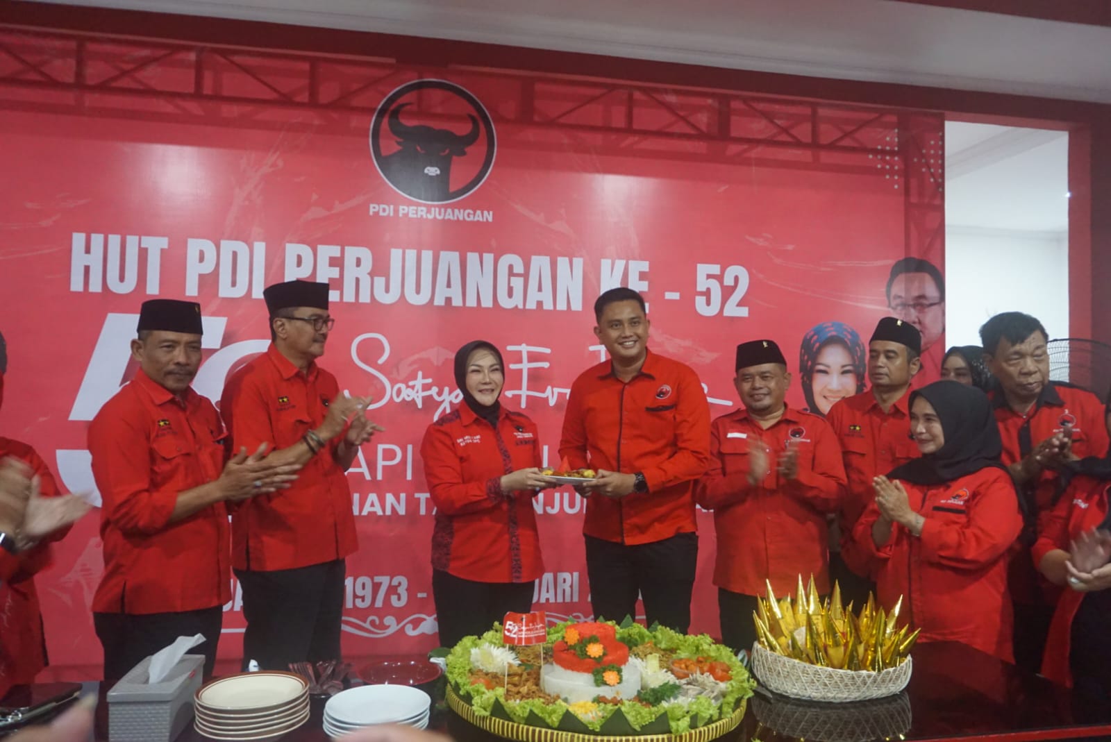 Ketua DPC PDIP Klaten Sri Mulyani serahkan tumpeng ke calon bupati Klaten terpilih Hamenang Wajar Ismoyo saat HUT Ke-52 PDIP. (Angga Purenda/Radar Solo)