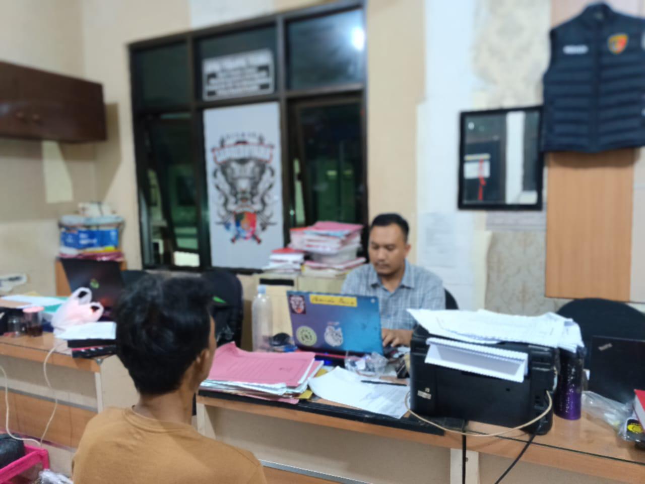 Pelaku SR saat diperiksa oleh polisi baru-baru ini.