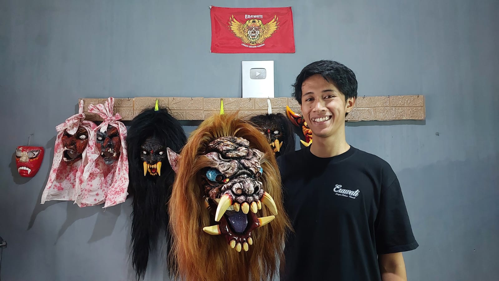 Dimas Archellino pamerkan topeng gedruk hasil karyanya yang diminati hingga luar negeri.