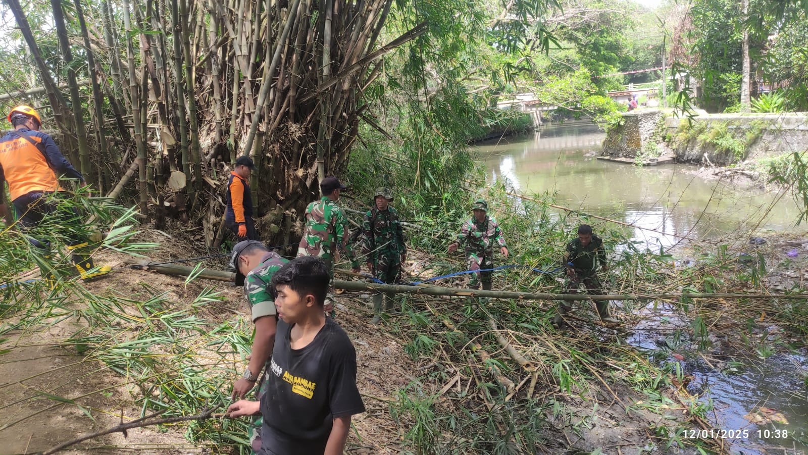 Aparat gabungan yang terdiri dari unsur TNI, BPBD Sukoharjo, serta sejumlah relawan bersihkan Kali Bedodo dan Kali Buntung.