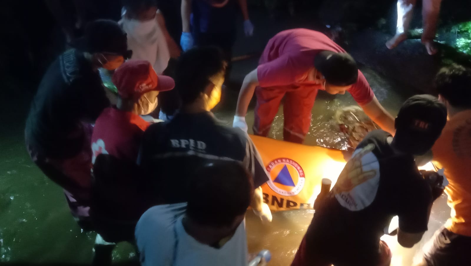 Evakuasi mayat di aliran Sungai Dusun Randurejo, Desa Kragilan, Kecamatan Mojosongo, Boyolali, Sabtu (11/1/2025).