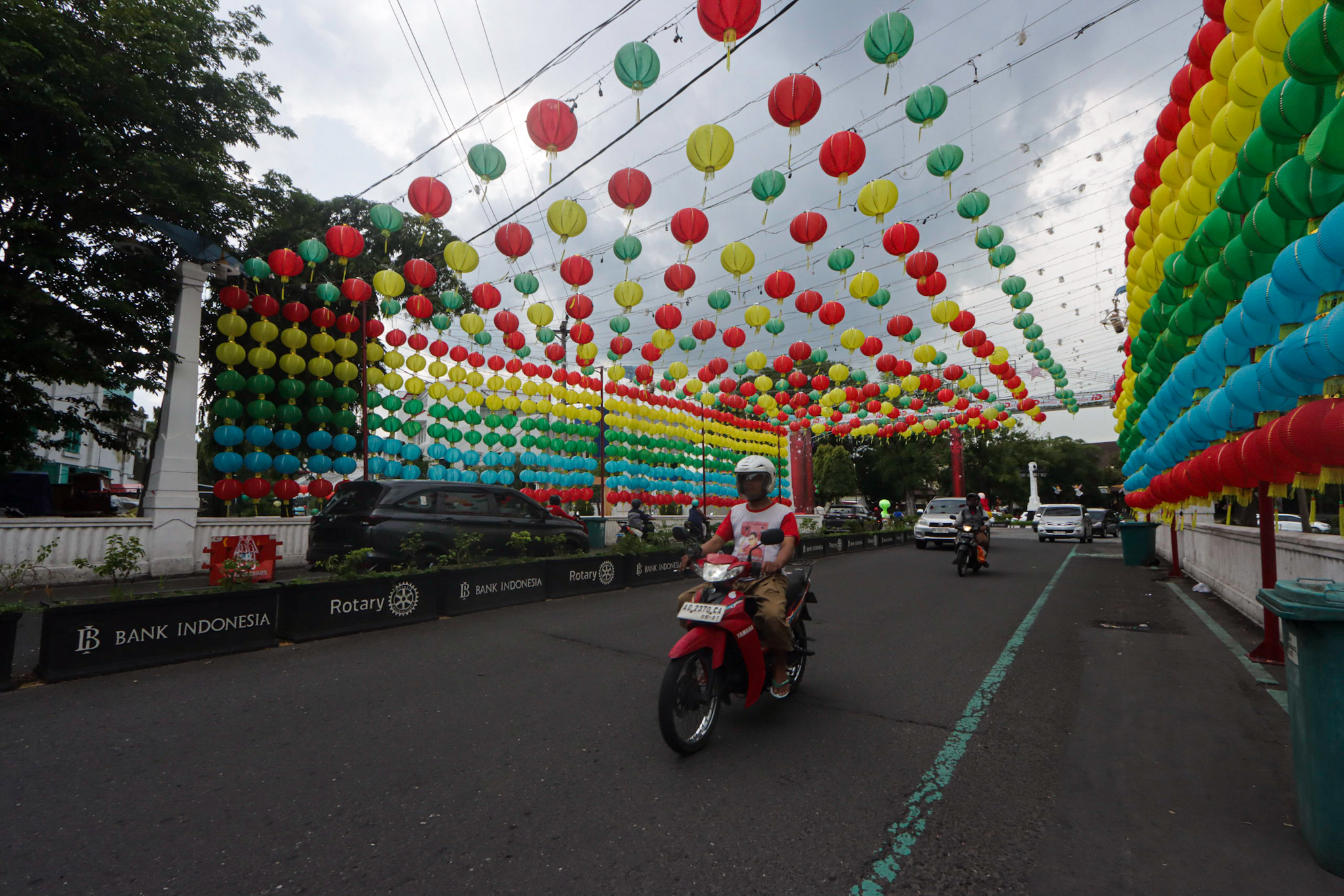 WARN-WARNI: Lampion sudah mulai dipasang di kawasan sekitar Pasar Gede Kota Solo.