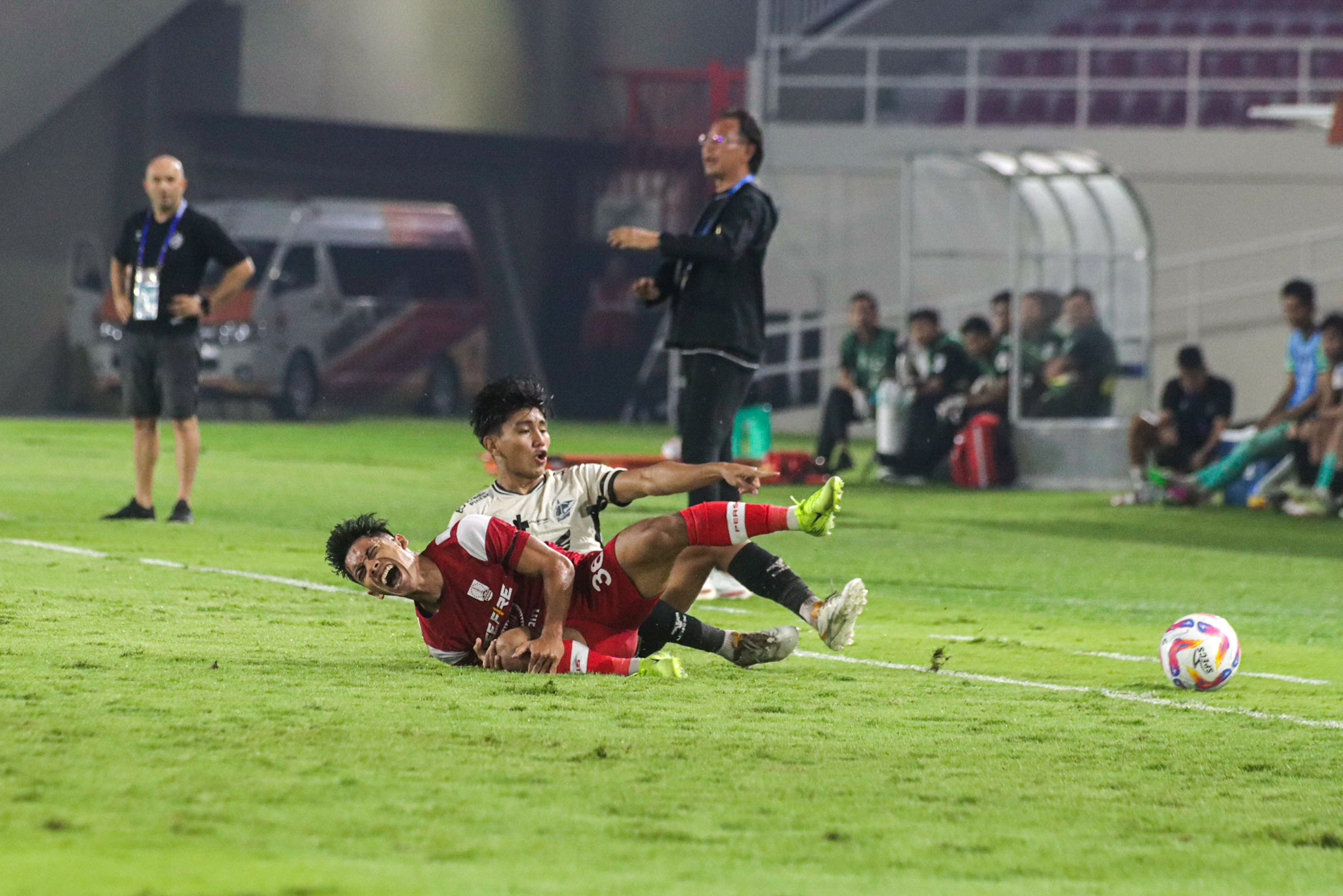 SARAT GENGSI: Laga Persis Solo melawan PSM Makassar di Stadion Manahan, Senin malam (13/1/2025).