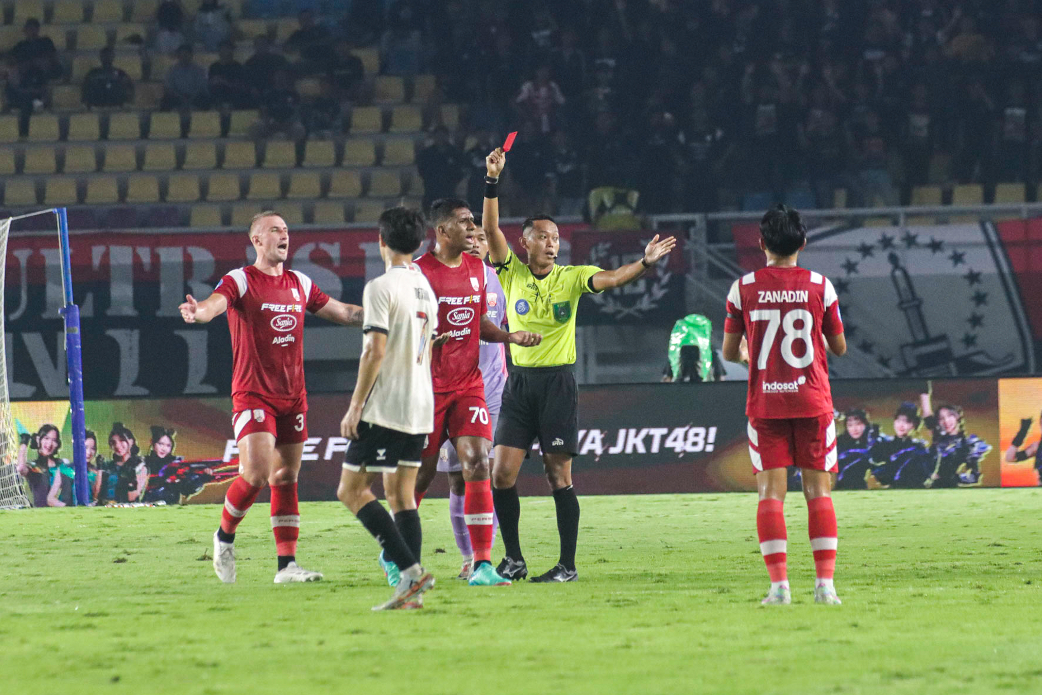 DEBUT MEMILUKAN: Cleylton Santos mendapat kartu merah wasit saat laga melawan PSM Makassar di Stadion Manahan, tadi malam. &nbsp;