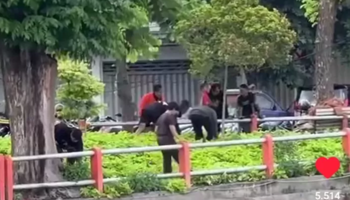 Masyarakat sibuk berburu Koin Jagat di Surabaya.