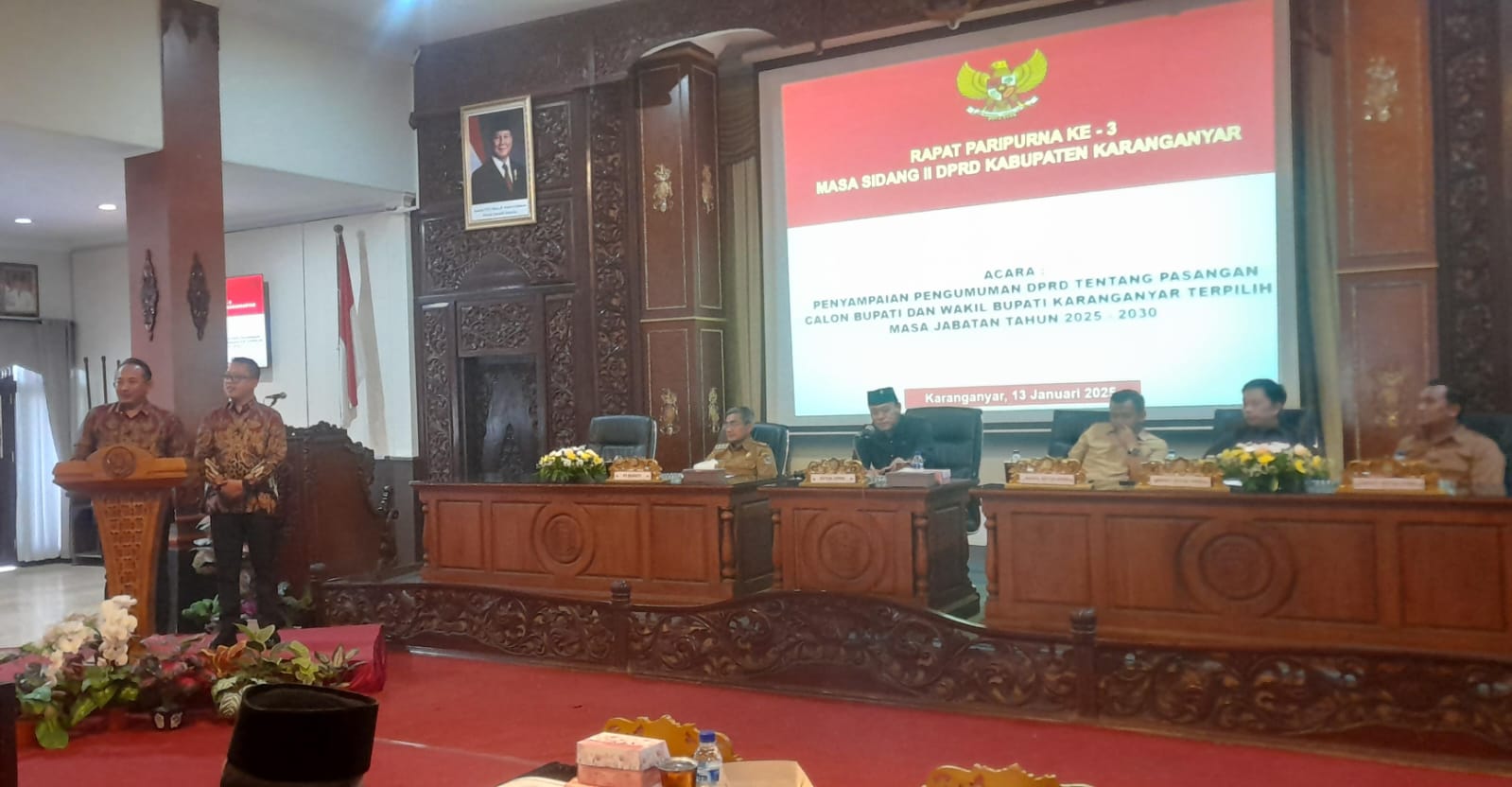 Paslon Rober Christanto-Adhe Eliana beri sambutan saat diumumkan sebagai cabup-cawabup Karanganyar terpilih di DPRD Karanganyar, Senin (13/1/2025). (Rudi Hartono/Radar Solo)