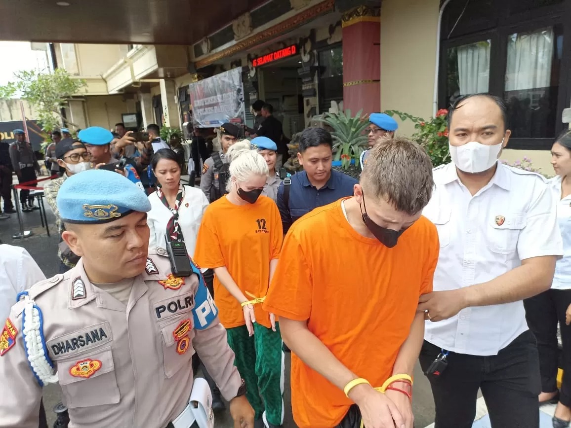 Dua bule Rusia bernama Anastasiia Koveziuk (AK), 26, dan Maxsim Tokarev (MT), 31, saat digiring di Mapolres Badung.