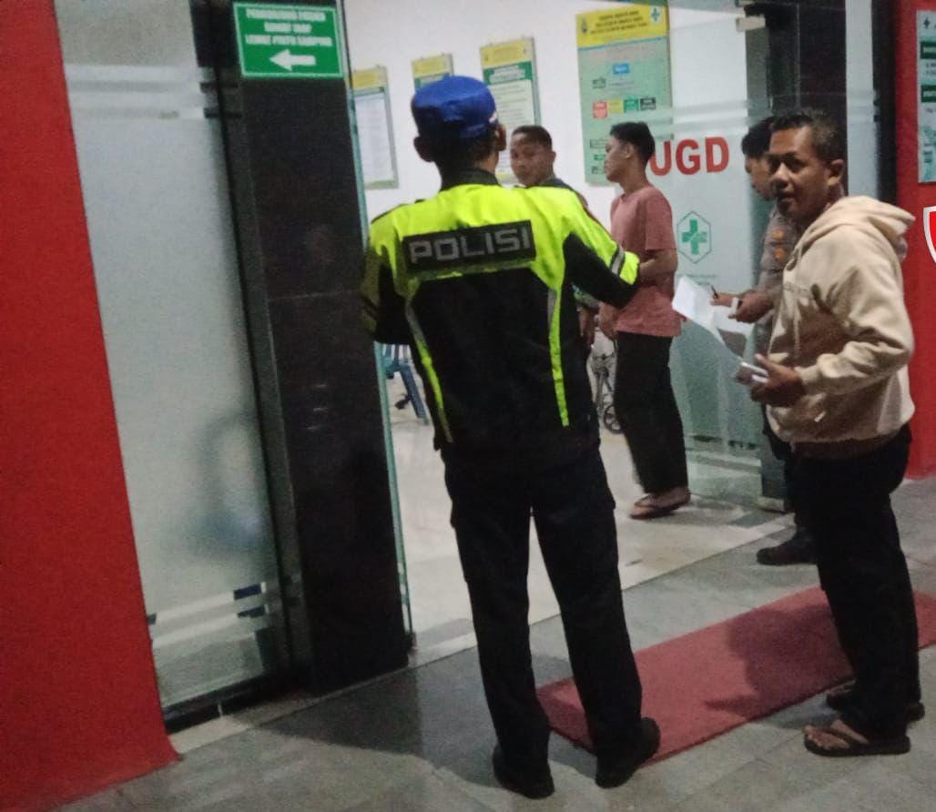 Polisi membawa korban kecelakaan di Masaran, Sragen ke RS PKU Muhammadiyah Masaran, Selasa (14/1/2025). (Ahmad Khairudin/Radar Solo)