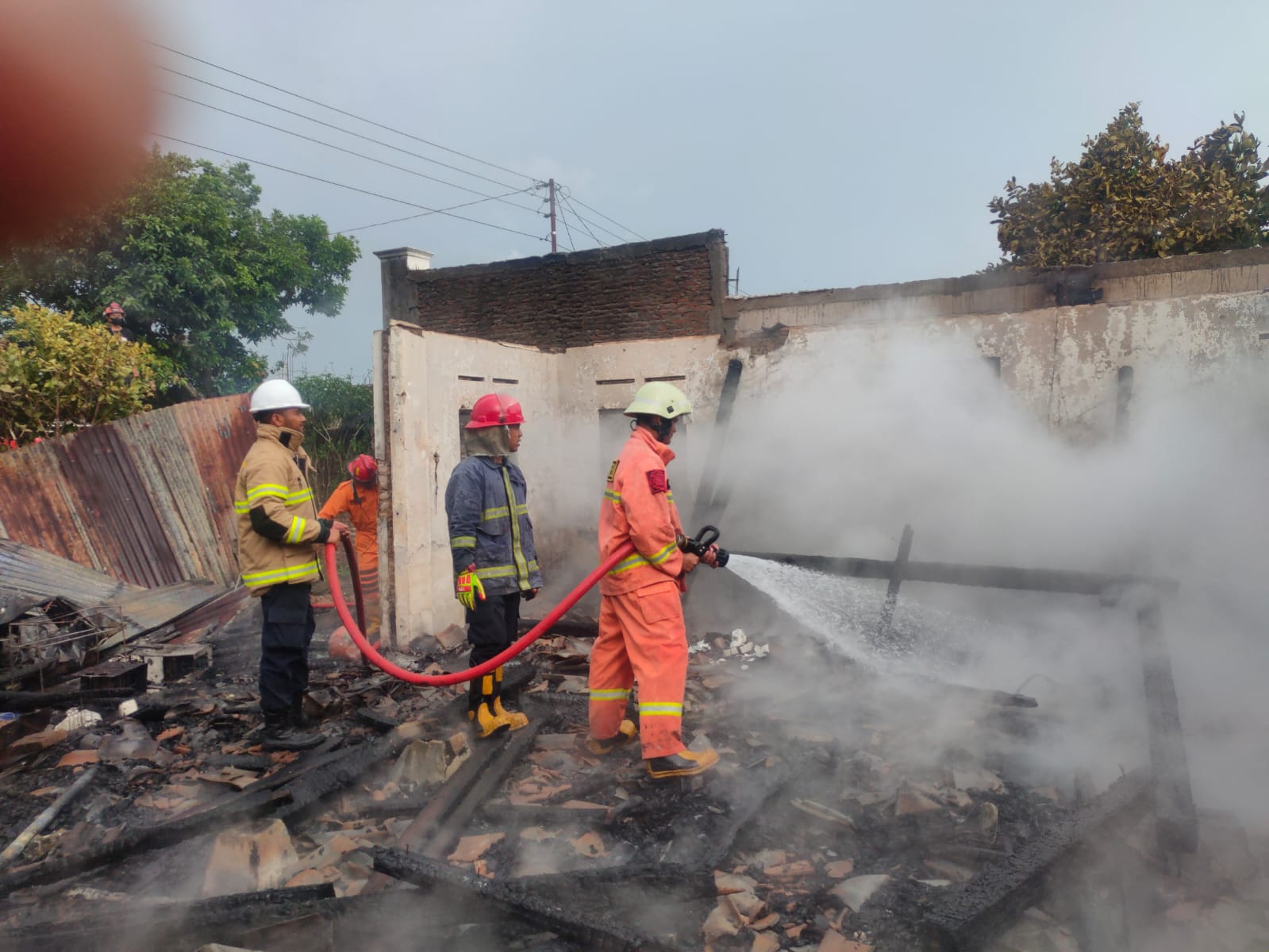 Tim damkar Kabupaten Karanganyar padamkan api di sebuah rumah pada 2024. (Rudi Hartono/Radar Solo)