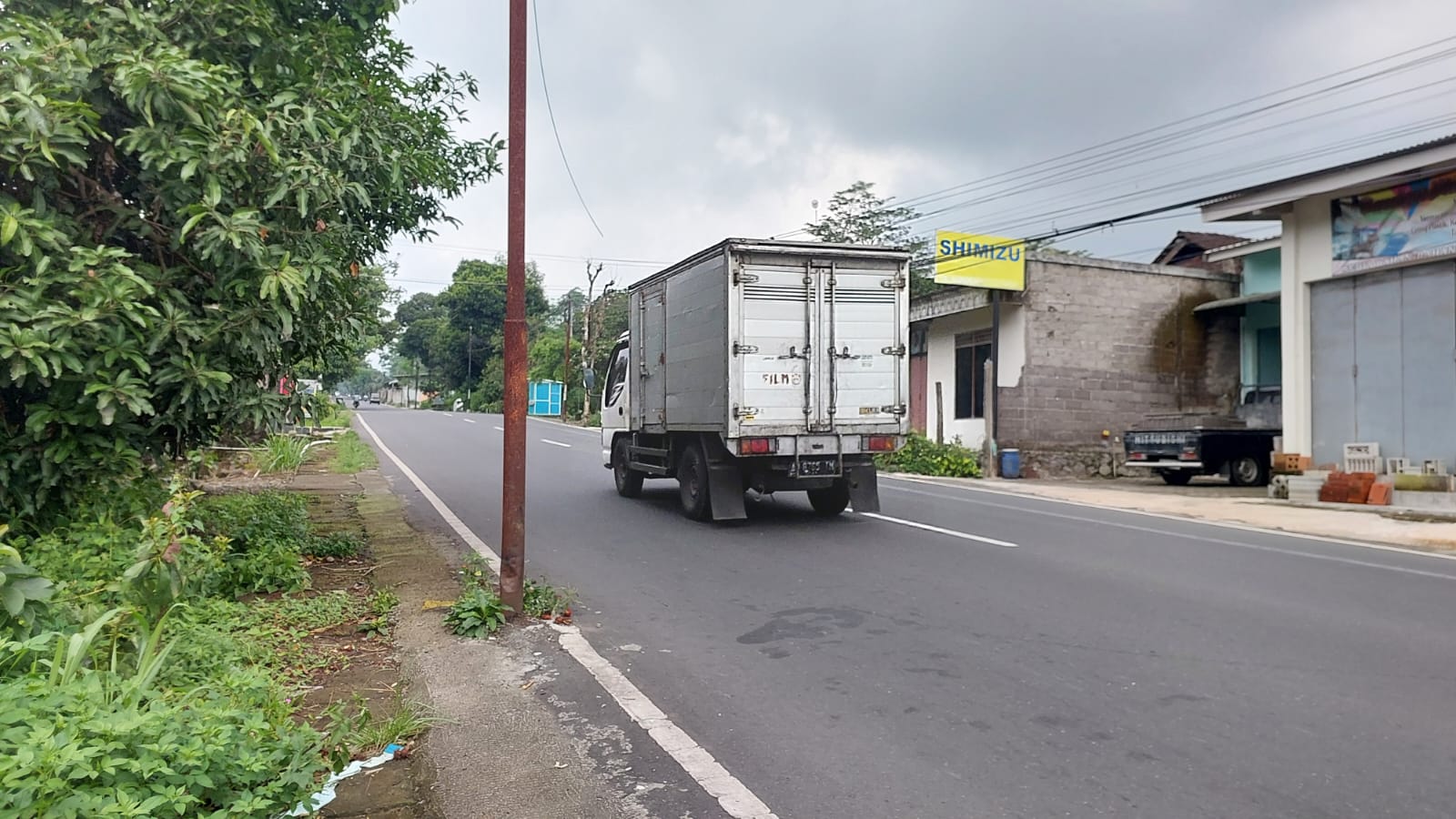 Posisi tiang yang membahayakan pengendara di Boyolali. Kondisi ini menjadi perhatian Satlantas dan Dishub Boyolali.