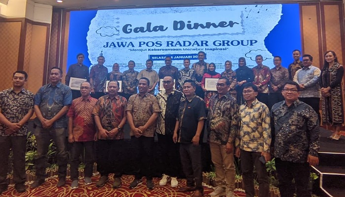 Gala Dinner Rapat Evaluasi Semester II 2024 Jawa Pos Radar Group dihadiri Gubernur Jateng terpilih Ahmad Luthfi dan sejumlah pejabat di Solo Raya di Novotel Hotel Solo, Selasa (14/1/2025).