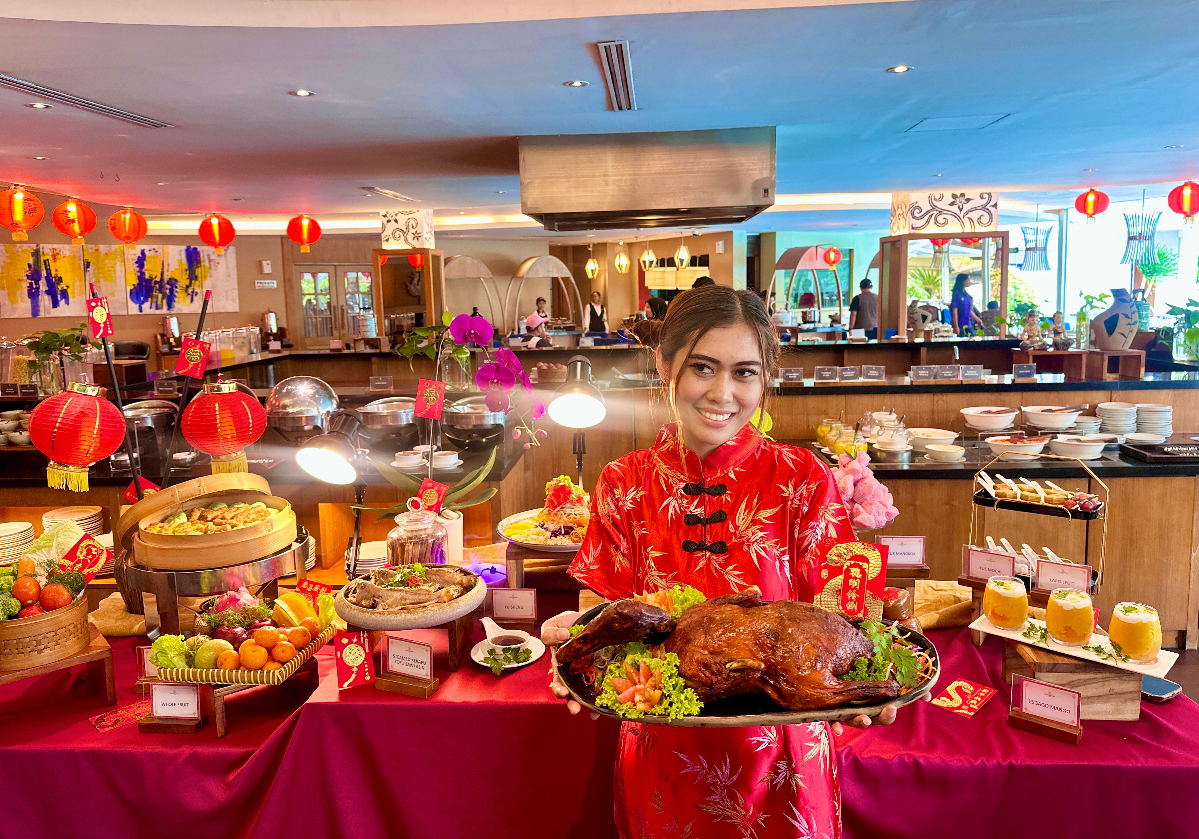 The Sunan Hotel Solo meluncurkan paket kuliner spesial menyambut perayaan Tahun Baru Imlek 2025.
