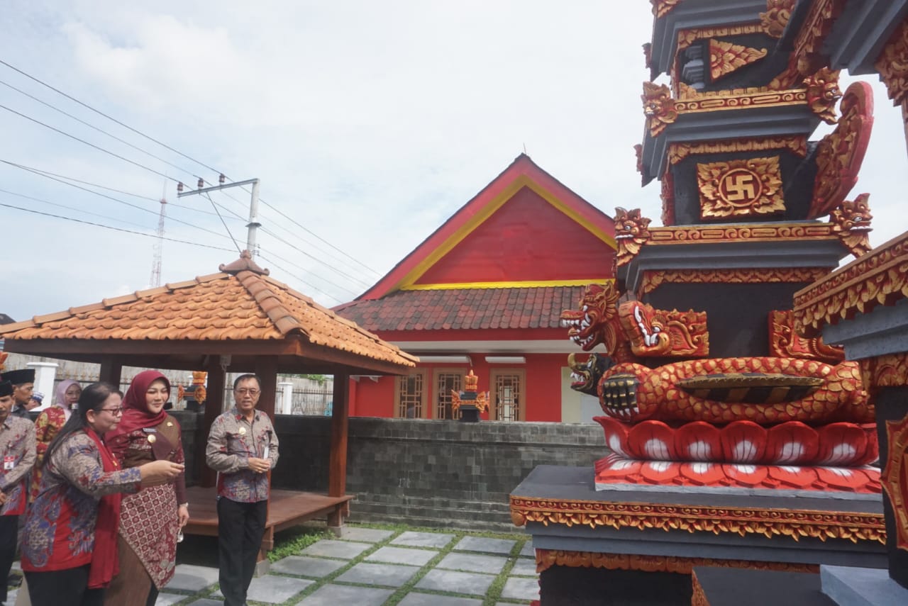Bupati Klaten Sri Mulyani melihat salah satu tempat ibadah di kawasan Grha Bung Karno Klaten. (Angga Purenda/Radar Solo)